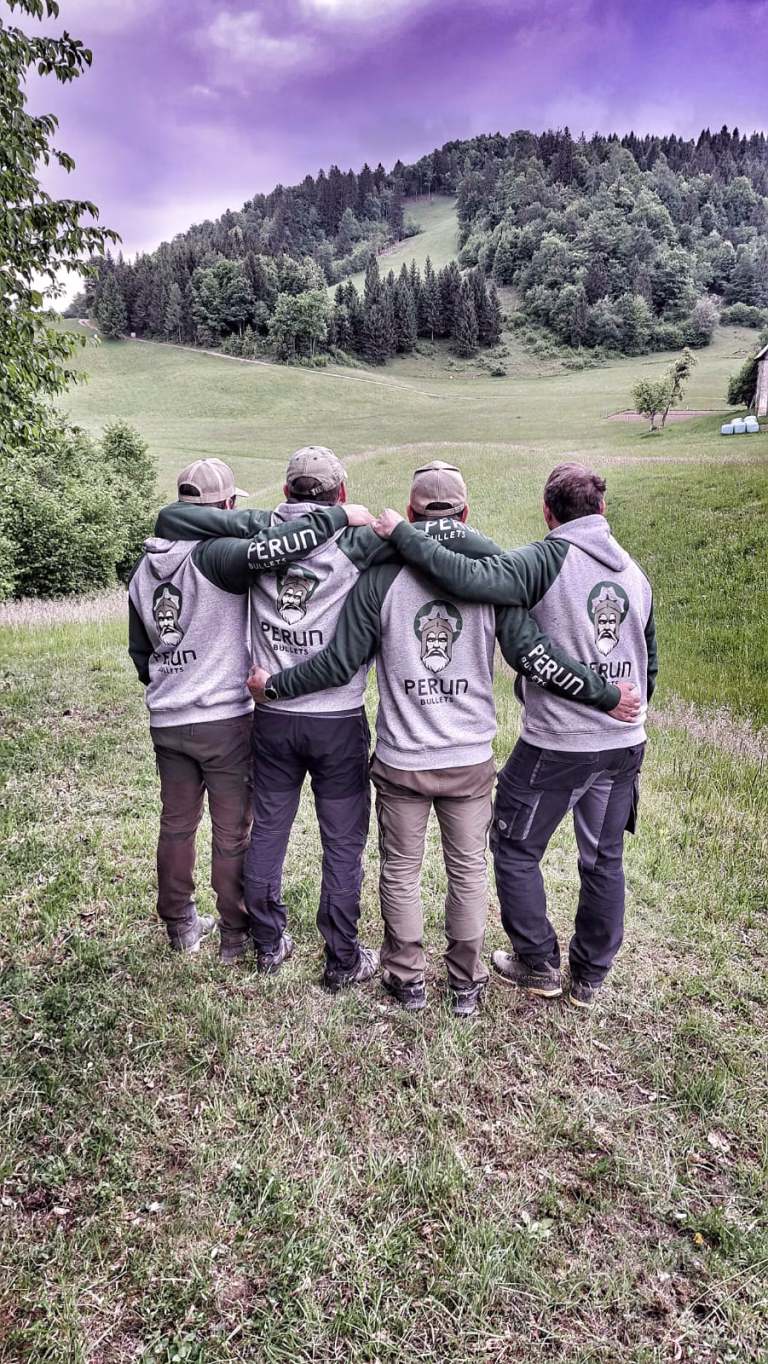Ekipa Perun bullets v puloverjih